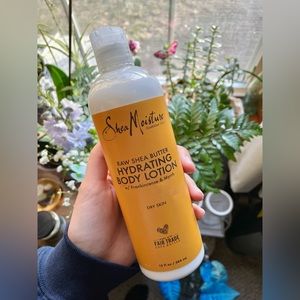 Shea Moisture • hydrating body lotion